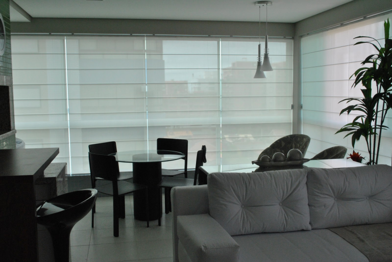 Quais são os principais tipos de cortinas utilizadas nos ambientes residenciais e comerciais?