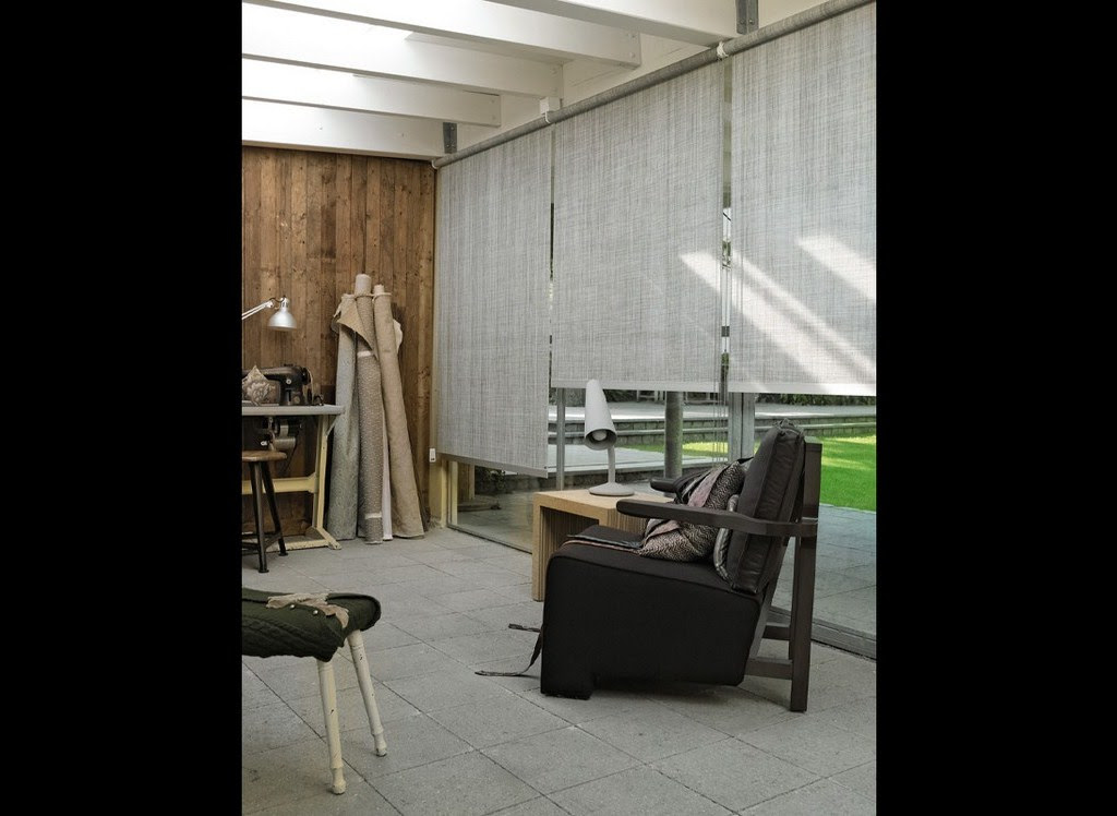 Que tipo de cortina funciona bem em uma varanda ou espaço ao ar livre?